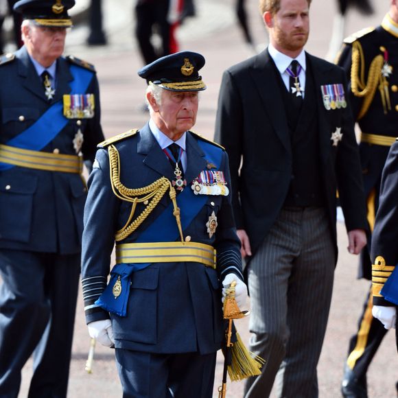 Le roi Charles III d'Angleterre, Le prince Harry, duc de Sussex - Procession cérémonielle du cercueil de la reine Elisabeth II du palais de Buckingham à Westminster Hall à Londres, où les Britanniques et les touristes du monde entier pourront lui rendre hommage jusqu'à ses obsèques prévues le 19 septembre 2022. Le 14 septembre 2022.  ©AGENCE / BESTIMAGE