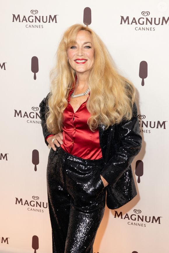 Jerry Hall au photocall de la Plage Magnum lors du 78eme Festival de Cannes, 16 mai 2025.

Photo : Jeremy Melloul / Bestimage