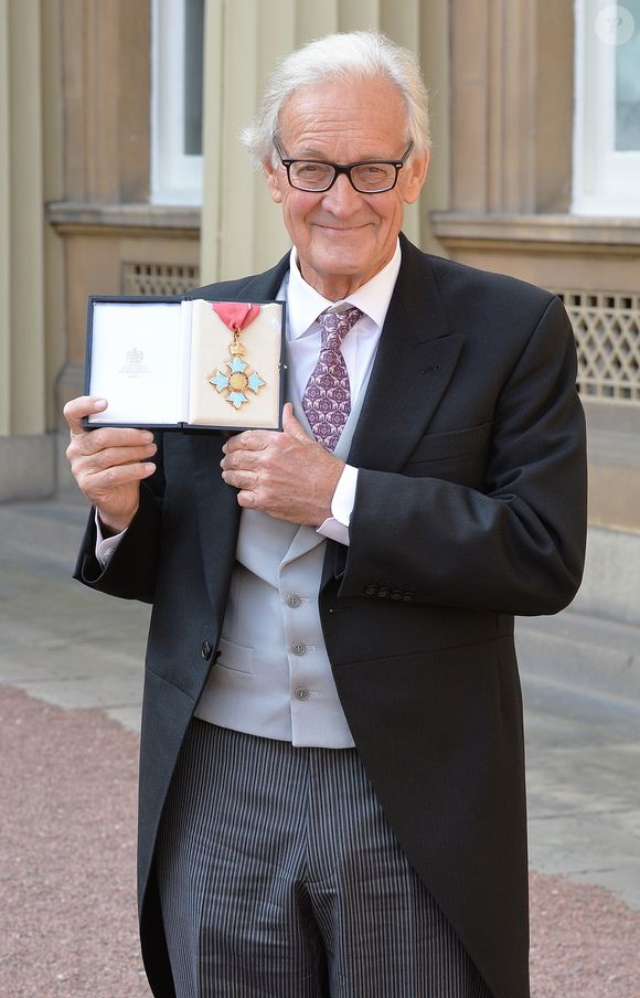 Iain Douglas-Hamilton était un expert reconnu de la conservation des éléphants et fondateur de Save the Elephants.

Iain Douglas Hamilton montre sa médaille après avoir été décoré par le prince William, duc de Cambridge lors d'une cérémonie au palais de Buckingham à Londres, 11 mars 2016. Photo par PA Photo/ Bestimage