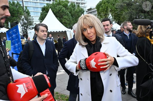 Clôture de l'opération de collecte de fonds "Pièces Jaunes", destinée à améliorer la vie des enfants hospitalisés, au Jardin Albert 1er, à Nice, France, le 7 février  2025, en présence de la Première dame française, Brigitte Macron, la présidente de la Fondation Hôpitaux de Paris-Hôpitaux de France, du sélectionneur de l'équipe de France de football, Didier Deschamps le parrain de l'opération Pièces Jaunes, de Christian Estrosi, le maire de Nice, sa femme, Laura Tenoudji Estrosi, d'Anne Barrère, la vice-présidente de la Fondation Hôpitaux de Paris-Hôpitaux de France, Philippe Wahl, le président-directeur général du Groupe La Poste, de José Cobos, ancien capitaine de l'OGC Nice et conseiller municipal de la ville de Nice délégué à l'évènementiel sportif, et du compositeur du morceau caritatif "Les P'tits Soleils", l'hymne des Pièces Jaunes, John Mamann. Ce titre a été chanté sur la scène par Eugie, Sab, Julien Esmée, Vernis Rouge... et les personnalités. Mme Macron et Didier Deschamps ont fait, comme à leur habitude, le tour des diffèrents stands des associations et des partenaires, comme Carrefour, la Fondrtion Lenval, le CHU, la Poste et la Banque de France où ils ont fait la pesée des pièces jaunes... mais l'arrêt le plus surprenant fut sur le stand du Nice Azur Boxe où le coach des Bleus et Mme Macron n'ont pas hésité à mettre les gants pour quelques échanges avec les boxeurs présents.  © Bruno Bebert/Bestimage