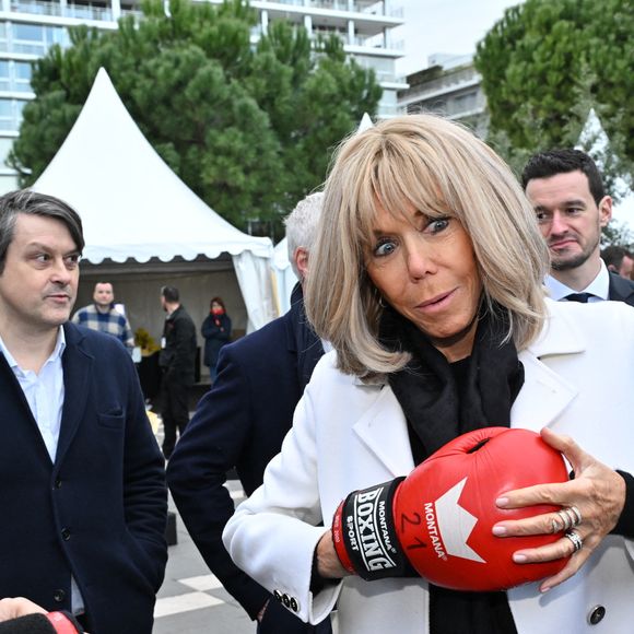Clôture de l'opération de collecte de fonds "Pièces Jaunes", destinée à améliorer la vie des enfants hospitalisés, au Jardin Albert 1er, à Nice, France, le 7 février  2025, en présence de la Première dame française, Brigitte Macron, la présidente de la Fondation Hôpitaux de Paris-Hôpitaux de France, du sélectionneur de l'équipe de France de football, Didier Deschamps le parrain de l'opération Pièces Jaunes, de Christian Estrosi, le maire de Nice, sa femme, Laura Tenoudji Estrosi, d'Anne Barrère, la vice-présidente de la Fondation Hôpitaux de Paris-Hôpitaux de France, Philippe Wahl, le président-directeur général du Groupe La Poste, de José Cobos, ancien capitaine de l'OGC Nice et conseiller municipal de la ville de Nice délégué à l'évènementiel sportif, et du compositeur du morceau caritatif "Les P'tits Soleils", l'hymne des Pièces Jaunes, John Mamann. Ce titre a été chanté sur la scène par Eugie, Sab, Julien Esmée, Vernis Rouge... et les personnalités. Mme Macron et Didier Deschamps ont fait, comme à leur habitude, le tour des diffèrents stands des associations et des partenaires, comme Carrefour, la Fondrtion Lenval, le CHU, la Poste et la Banque de France où ils ont fait la pesée des pièces jaunes... mais l'arrêt le plus surprenant fut sur le stand du Nice Azur Boxe où le coach des Bleus et Mme Macron n'ont pas hésité à mettre les gants pour quelques échanges avec les boxeurs présents.  © Bruno Bebert/Bestimage