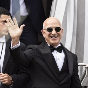 Jeff Bezos quitte l'hôtel Aman pour assister à la cérémonie de mariage sur l'île de San Giorgio avant le mariage de Jeff Bezos et Lauren Sanchez le 27 juin 2025 à Venise, Italie. Photo par Marco Piovanotto/ABACAPRESS.COM