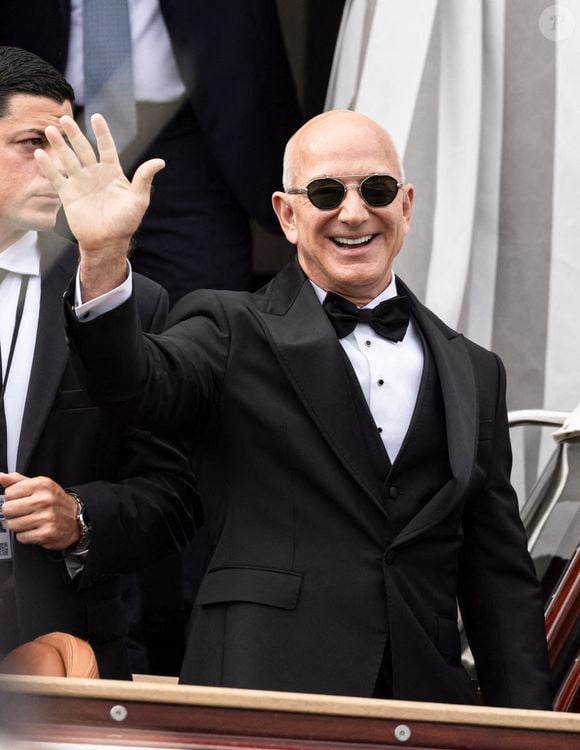 Jeff Bezos quitte l'hôtel Aman pour assister à la cérémonie de mariage sur l'île de San Giorgio avant le mariage de Jeff Bezos et Lauren Sanchez le 27 juin 2025 à Venise, Italie. Photo par Marco Piovanotto/ABACAPRESS.COM