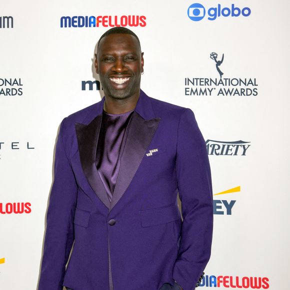 Omar Sy, portait une magnifique broche balance step de la maison de joaillerie japonaise TASAKI, en or jaune et perles AKOYA, au photocall de la 52ème édition des "International Emmy Awards" à l'hôtel Hilton à New York City, New York, Etats-Unis, le 26 novembre 2024. ©Photo Image Press via ZUMA Press Wire/Bestimage