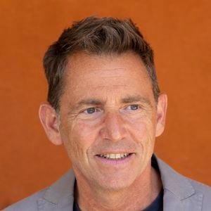 La carte de l'établissement propose également des cocktails à 15 euros et une salade César à 17 euros.

Daniel Riolo au village lors des Internationaux de France de Tennis de Roland Garros 2025. Paris, le 30 mai 2025.
Moreau / Jacovides / Bestimage