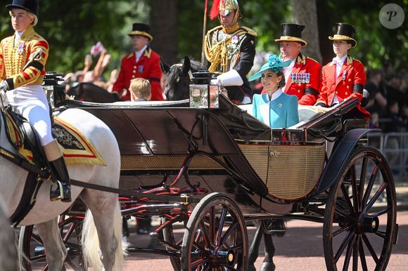 Une minute de silence sera également observée après l'inspection des troupes sur Horse Guards Parade.

Catherine (Kate) Middleton, princesse de Galles - Les membres de la famille royale britannique arrivent à Buckingham Palace pour la cérémonie Trooping the Colour à Londres, le 14 juin 2025. Affecté par le crash du Boeing 787 Dreamliner à Ahmedabad du 12 juin, le souverain et les officiels porteront un brassard noir en hommage aux plus de 270 victimes. Bon nombre d'elles étaient des ressortissants britanniques.