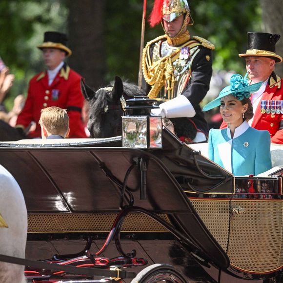 Une minute de silence sera également observée après l'inspection des troupes sur Horse Guards Parade.

Catherine (Kate) Middleton, princesse de Galles - Les membres de la famille royale britannique arrivent à Buckingham Palace pour la cérémonie Trooping the Colour à Londres, le 14 juin 2025. Affecté par le crash du Boeing 787 Dreamliner à Ahmedabad du 12 juin, le souverain et les officiels porteront un brassard noir en hommage aux plus de 270 victimes. Bon nombre d'elles étaient des ressortissants britanniques.