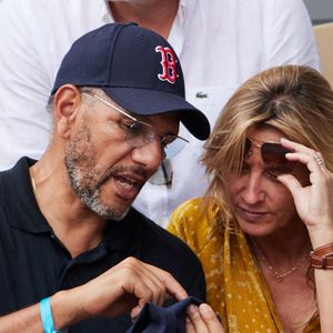 Roschdy Zem et sa compagne Sarah Lavoine - Célébrités en tribunes des Internationaux de France de tennis de Roland Garros 2023 à Paris le 11 juin 2023. © Jacovides-Moreau/Bestimage