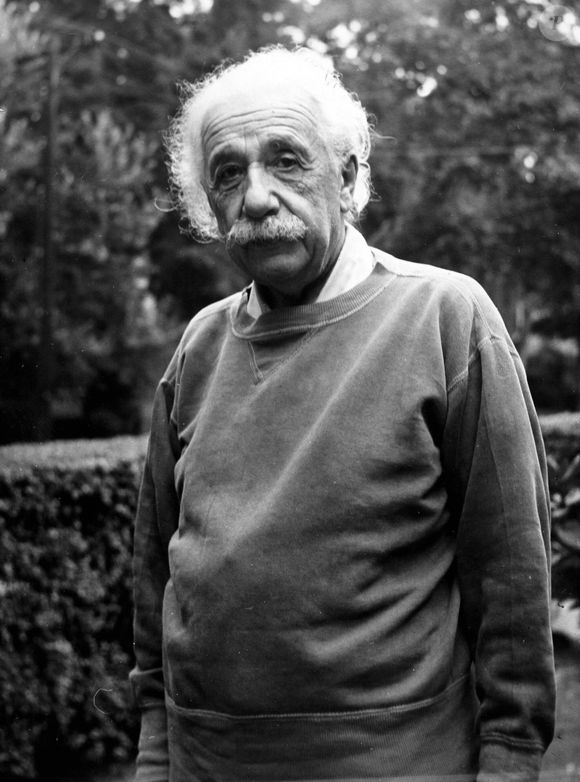 Le 15 septembre 1950 - Princeton, NJ, États-Unis - Le professeur Albert Einstein devant sa maison de Princeton. Albert Einstein était un physicien théoricien allemand considéré comme le plus grand scientifique du XXe siècle. Il a reçu le prix Nobel de physique en 1921.  (Crédit photo : © Keystone Press Agency/ZUMA Press Wire)