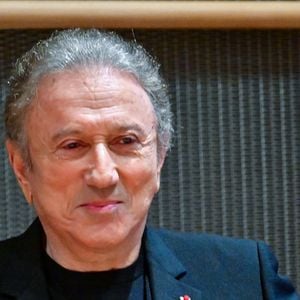Le présentateur de télévision Michel Drucker assiste à une audition devant la commission d'enquête parlementaire sur la neutralité, le fonctionnement et le financement de la radiodiffusion publique à l'Assemblée nationale à Paris, France, le 31 mars 2026.

© Christian Liewig/Bestimage