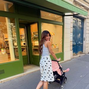 Deauville séduit chaque année de nombreux visiteurs grâce à ses Planches, ses hôtels de prestige et ses grands événements.

Malika Ménard de passage au mythique hôtel Normandy, à Deauville.