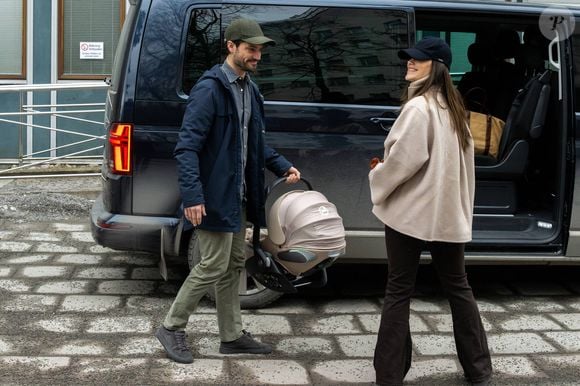La princesse Sofia, le prince Carl Philip et leur fille quittent l'hôpital Danderyds près de Stockholm, en Suède le 8 février 2025. Photo par Dana Press / Bestimage