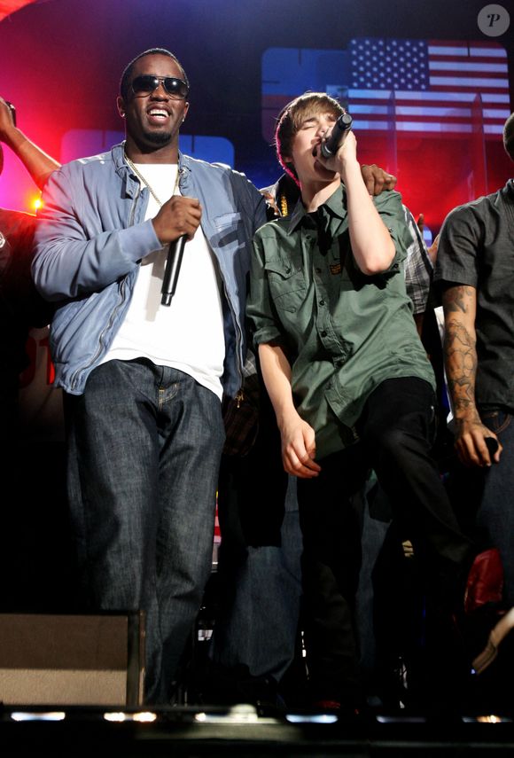 Le chanteur canadien appelle à ne pas détourner l’attention des véritables victimes.

Sean "Diddy" Combs et Justin Bieber se produisent lors de la soirée SOS Saving Ourselves - Help for Haiti - présentée par BET Networks à l'American Airlines Arena, le 5 février 2010 à Miami, en Floride.