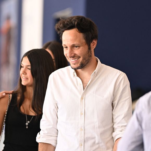 Exclusif - Vianney dans la tente VIP lors du Longines Paris Eiffel Jumping au pied de la Tour Eiffel sur le Champ-de-Mars à Paris, France, le 21 juin 2025.

© Perusseau-Veeren/Bestimage