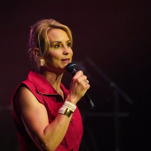 Dans le sud de la France durant les incendies qui ont ravagé la Gironde, Élodie Gossuin n’a pas été une simple spectatrice de la catastrophe qui se déroulait.

Exclusif - Elodie Gossuin - Gala « Tous les talents chantent contre le cancer » aux Folies Bergères à Paris. Sur scène, patients, soignants, artistes et partenaires se sont réunis pour partager un moment fort en émotions et en solidarité. © Anne-Sophie Guebey / Bestimage