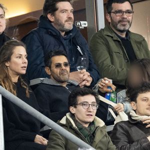 Jamel Debbouze avec sa femme Mélissa Theuriau et leur fille Lila Debbouze - Célébrités dans les tribunes du quart de finale de la Ligue des Nations de l'UEFA 2025 "France - Croatie (2-0 / tab 5-4)" au Stade de France à Saint-Denis le 23 mars 2025. © Cyril Moreau/Bestimage