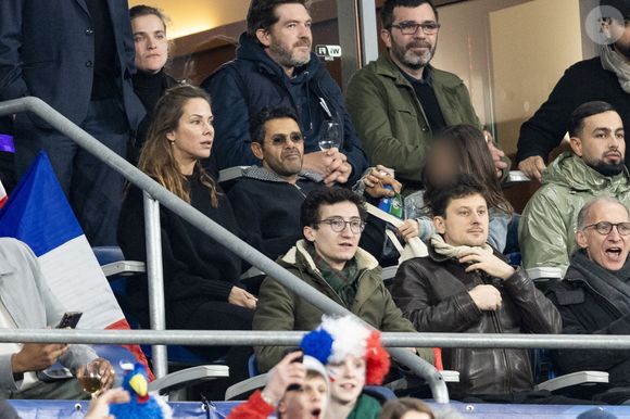 Jamel Debbouze avec sa femme Mélissa Theuriau et leur fille Lila Debbouze - Célébrités dans les tribunes du quart de finale de la Ligue des Nations de l'UEFA 2025 "France - Croatie (2-0 / tab 5-4)" au Stade de France à Saint-Denis le 23 mars 2025. © Cyril Moreau/Bestimage