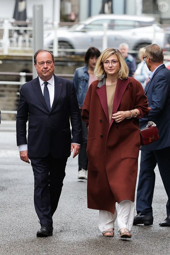 L'ancien président français, membre du Parti socialiste de gauche (PS) et candidat de la coalition de gauche Nouveau Front Populaire (NFP) dans le département de la Corrèze, François Hollande et son épouse, l'actrice française Julie Gayet, arrivent au bureau de vote pour voter au premier tour des élections législatives à Tulle, dans le centre de la France, le 30 juin 2024. Photo par Thibaud Moritz/ABACAPRESS.COM