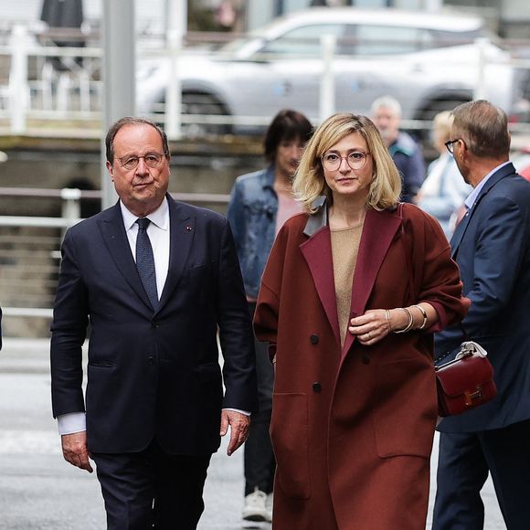 L'ancien président français, membre du Parti socialiste de gauche (PS) et candidat de la coalition de gauche Nouveau Front Populaire (NFP) dans le département de la Corrèze, François Hollande et son épouse, l'actrice française Julie Gayet, arrivent au bureau de vote pour voter au premier tour des élections législatives à Tulle, dans le centre de la France, le 30 juin 2024. Photo par Thibaud Moritz/ABACAPRESS.COM
