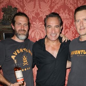 Ce nom résume bien l’histoire de ce whisky de seigle selon l'acteur de 53 ans.

Exclusif - Jean Dujardin lance avec ses amis son premier whisky, "Aventure" distillé à Bordeaux, au bar du restaurant Lapérouse à Paris le 9 octobre 2025.
© Coadic Guirec / Bestimage