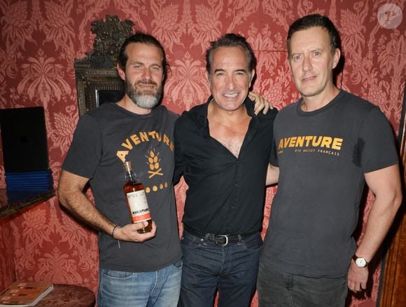 Ce nom résume bien l’histoire de ce whisky de seigle selon l'acteur de 53 ans. Exclusif - Jean Dujardin lance avec ses amis son premier whisky, "Aventure" distillé à Bordeaux, au bar du restaurant Lapérouse à Paris le 9 octobre 2025. © Coadic Guirec / Bestimage