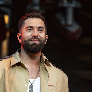 Kendji Girac en concert lors du festival de musique du Printemps de Perouges au Chateau de Saint-Maurice-de-Remens le 29 juin 2025. © Sandrine Thesillat / PsNewZ / Bestimage