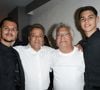 Après être longtemps restés en froid à cause de leur producteur Claude Martinez, les amis se sont réconciliés
Exclusif - Nicolas Reyes, Chico Bouchikhi avec son fils et petit fils - People au concert de Chico & The Gypsies qui célèbrent 45 ans de carrière au Palais des Congrès avec un concert symphonique inédit le 24 mai 2025. Portés par 80 musiciens et des invités prestigieux, leurs tubes cultes ont résonné dans une version grandiose, entre rumba, flamenco et symphonie.
© Guirec Coadic / Bestimage