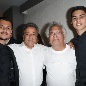Après être longtemps restés en froid à cause de leur producteur Claude Martinez, les amis se sont réconciliés
Exclusif - Nicolas Reyes, Chico Bouchikhi avec son fils et petit fils - People au concert de Chico & The Gypsies qui célèbrent 45 ans de carrière au Palais des Congrès avec un concert symphonique inédit le 24 mai 2025. Portés par 80 musiciens et des invités prestigieux, leurs tubes cultes ont résonné dans une version grandiose, entre rumba, flamenco et symphonie.
© Guirec Coadic / Bestimage