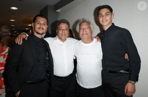 Après être longtemps restés en froid à cause de leur producteur Claude Martinez, les amis se sont réconciliés
Exclusif - Nicolas Reyes, Chico Bouchikhi avec son fils et petit fils - People au concert de Chico & The Gypsies qui célèbrent 45 ans de carrière au Palais des Congrès avec un concert symphonique inédit le 24 mai 2025. Portés par 80 musiciens et des invités prestigieux, leurs tubes cultes ont résonné dans une version grandiose, entre rumba, flamenco et symphonie.
© Guirec Coadic / Bestimage