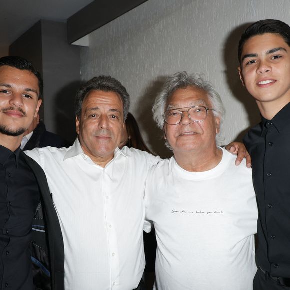 Après être longtemps restés en froid à cause de leur producteur Claude Martinez, les amis se sont réconciliés
Exclusif - Nicolas Reyes, Chico Bouchikhi avec son fils et petit fils - People au concert de Chico & The Gypsies qui célèbrent 45 ans de carrière au Palais des Congrès avec un concert symphonique inédit le 24 mai 2025. Portés par 80 musiciens et des invités prestigieux, leurs tubes cultes ont résonné dans une version grandiose, entre rumba, flamenco et symphonie.
© Guirec Coadic / Bestimage