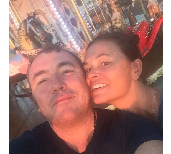 Ils vivent dans deux appartements séparés.
Fabien Onteniente et Nathalie Dupuis sur une photo publiée sur Instagram par la journaliste. Février 2018.