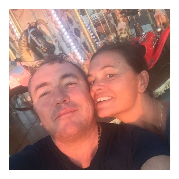 Ils vivent dans deux appartements séparés.
Fabien Onteniente et Nathalie Dupuis sur une photo publiée sur Instagram par la journaliste. Février 2018.