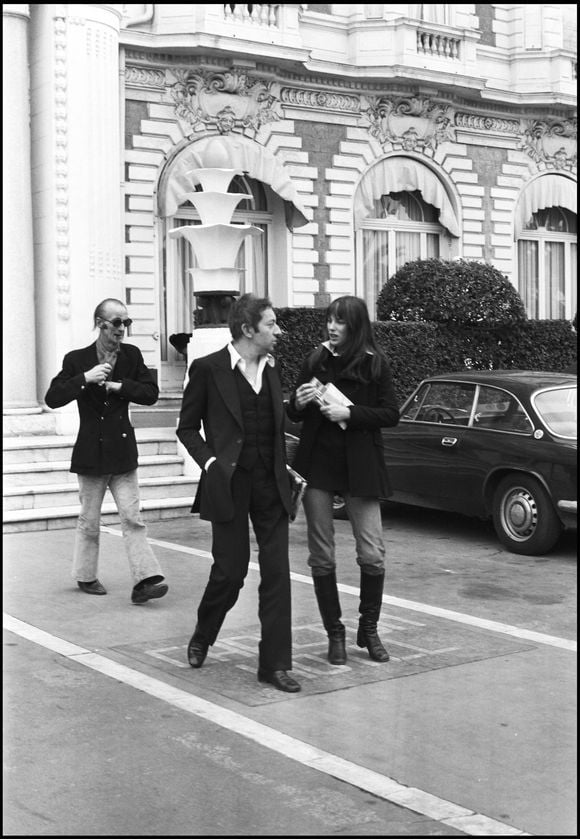 Archives - Serge Gainsbourg, Jane Birkin et son père David Birkin sortant de l'hôtel Carlton à Cannes en 1969. (DANIEL ANGELI / BESTIMAGE).