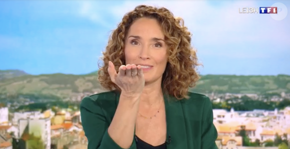 Ce jeudi 19 décembre, Marie-Sophie Lacarrau a pris quelques secondes à la fin de son journal de 13h sur TF1 pour saluer un important de ses collaborateurs

Marie-Sophie Lacarrau lors du journal de 13h de TF1