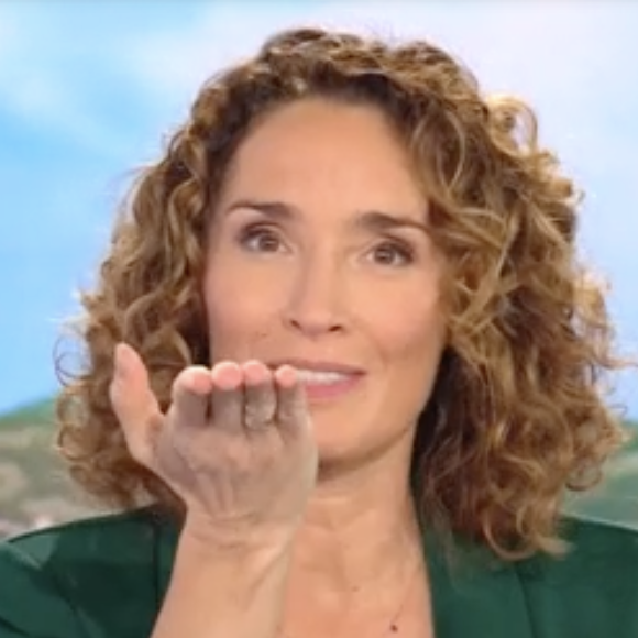 Ce jeudi 19 décembre, Marie-Sophie Lacarrau a pris quelques secondes à la fin de son journal de 13h sur TF1 pour saluer un important de ses collaborateurs

Marie-Sophie Lacarrau lors du journal de 13h de TF1