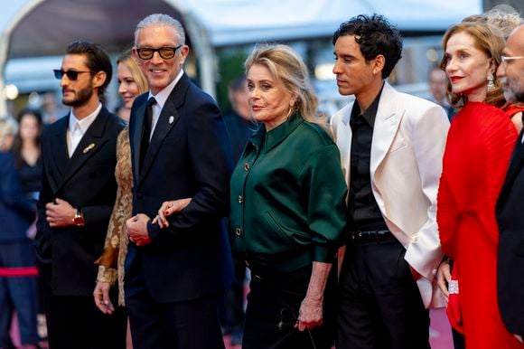 Pierre Niney, Virginie Efira, Vincent Cassel, Catherine Deneuve, Adam Bessa, Isabelle Huppert - Montée des marches du film " Histoires parallèles " lors du 79ème Festival International du Film de Cannes, le 14 mai 2026. © Olivier Borde / Bestimage