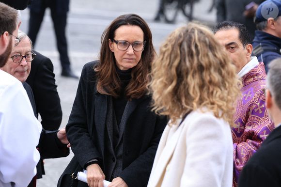 Olivia accompagnait main dans la main sa mère Clara, la femme de Rolland Courbis.

Clara Paban, Olivia Courbis arrivant à la cérémonie funéraire de Rolland Courbis à l'église de la Madeleine à Paris, France, le 14 janvier 2026. Photo par Jerome Domine/ABACAPRESS.COM