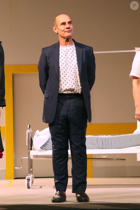 Bernard Campan salut le public à la fin de la Générale de la Pièce "Check Up" au Théâtre Antoine à Paris, France, le 2 Octobre 2024. 

© Bertrand Rindoff / Bestimage