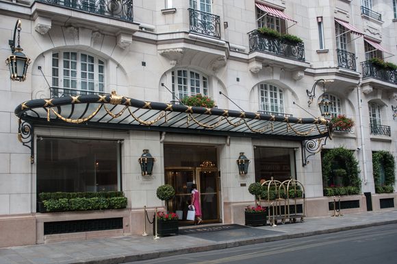 mais s'octroie des moments de détente avec ses amis dans un lieu prestigieux :

Illustration de l'hôtel 5 étoiles, Le Bristol - Illustrations des magasins et hôtels de luxe à Paris. Le 4 août 2015
©Agence / Bestimage