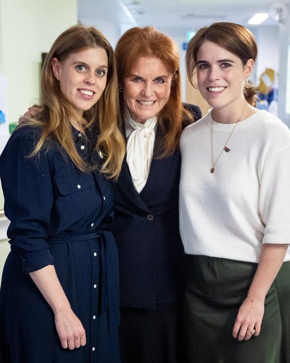Après l'apparition de plusieurs noms royaux dans les Epstein Files, le palais tente vaille que vaille de protéger l’image institutionnelle de la monarchie. 

Sarah, duchesse d'York, avec ses filles, les princesses Beatrice et Eugénie, lors d'une visite à l'unité Teenage Cancer Trust de l'University College Hospital, à Londres le mercredi 23 avril 2025. Photo par Aaron Chown/PA Wire