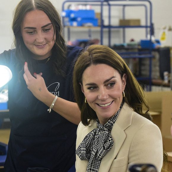 Catherine (Kate) Middleton, princesse de Galles visite Corgi, un fabricant de textiles familial spécialisé dans la production de chaussettes et de tricots, le 30 janvier 2025 à Ammanford, au Pays de Galles, au Royaume-Uni, le 30 janvier 2025.Julien Burton / Bestimage