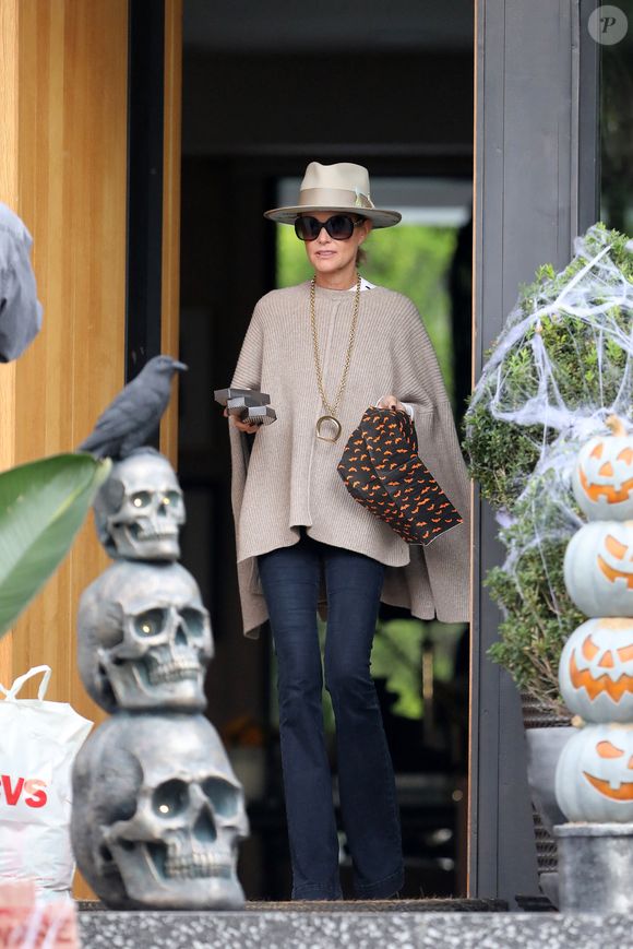 Exclusif - No Web - Prix Spécial - Alors que Jade est rentrée du lycée, maintenant au volant de sa nouvelle voiture, avec sa soeur Joy et Aliosha, le fils de J.Lespert, Laeticia Hallyday et son compagnon Jalil Lespert arrivent à la villa en fin d'après-midi avec les filles de ce dernier.
Pendant de longues minutes, ils discutent devant la maison avec un voisin, et sans doute un fan de Johnny Hallyday, car il montre à Laeticia une photo de lui et son défunt mari, ainsi qu'un papier manuscrit, qu'il finit par lui donner.
A l'issue de cette discussion, Laeticia et Jalil vont préparer la décoration de la maison pour Halloween. Jalil bricole sur un squelette et autre monstre avec capteur qui se déclenche automatiquement, tandis que Laeticia sort des gros saladiers entiers remplis de bonbons.
La nuit tombe et les enfants du quartier défilent non stop pour un "trick or treat" sur le pas de porte de Laeticia et Jalil, qui avaient mis de la musique de Halloween pour l'occasion.
Jade réceptionne, quant à elle, quelques cadeaux avec le sourire, dans une ambiance festive de cette rue résidentielle de Pacific Palisades.
Laeticia s'est déguisée cette année en sorcière, avec une longue cape noire et une perruque brune. Ce n'est qu'à la nuit tombée que le couple part se promener à pieds dans le quartier. Le 31 octobre 2022
Pour infos voir vendeur - Merci de flouter les visages des enfants avant toute publication