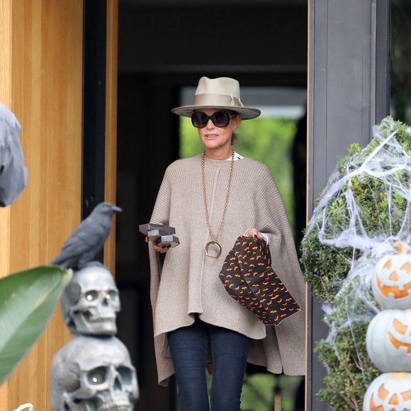 Exclusif - No Web - Prix Spécial - Alors que Jade est rentrée du lycée, maintenant au volant de sa nouvelle voiture, avec sa soeur Joy et Aliosha, le fils de J.Lespert, Laeticia Hallyday et son compagnon Jalil Lespert arrivent à la villa en fin d'après-midi avec les filles de ce dernier.
Pendant de longues minutes, ils discutent devant la maison avec un voisin, et sans doute un fan de Johnny Hallyday, car il montre à Laeticia une photo de lui et son défunt mari, ainsi qu'un papier manuscrit, qu'il finit par lui donner.
A l'issue de cette discussion, Laeticia et Jalil vont préparer la décoration de la maison pour Halloween. Jalil bricole sur un squelette et autre monstre avec capteur qui se déclenche automatiquement, tandis que Laeticia sort des gros saladiers entiers remplis de bonbons.
La nuit tombe et les enfants du quartier défilent non stop pour un "trick or treat" sur le pas de porte de Laeticia et Jalil, qui avaient mis de la musique de Halloween pour l'occasion.
Jade réceptionne, quant à elle, quelques cadeaux avec le sourire, dans une ambiance festive de cette rue résidentielle de Pacific Palisades.
Laeticia s'est déguisée cette année en sorcière, avec une longue cape noire et une perruque brune. Ce n'est qu'à la nuit tombée que le couple part se promener à pieds dans le quartier. Le 31 octobre 2022
Pour infos voir vendeur - Merci de flouter les visages des enfants avant toute publication