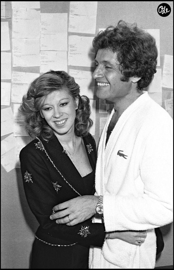 Info - 40ème anniversaire de la mort de Joe Dassin le 20 août - JOE DASSIN ET SA FEMME - JOE DASSIN EN CONCERT A PARIS. PATERSON / BESTIMAGE