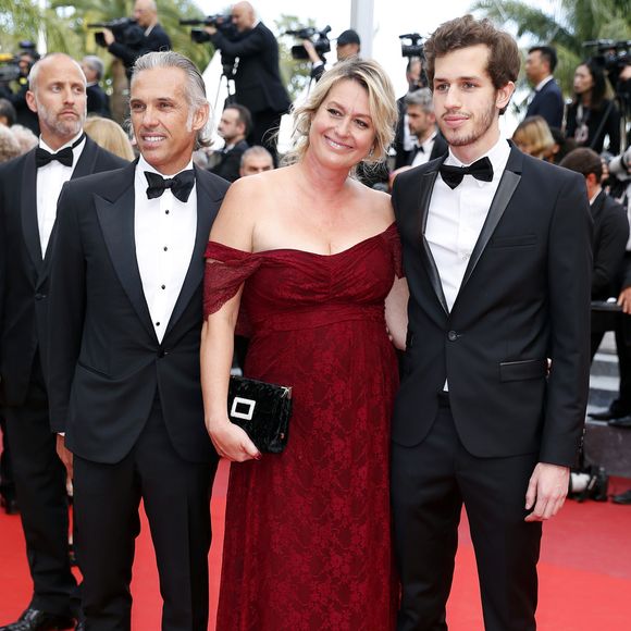 Paul Belmondo (habillé en Lanvin), Luana et leur fils Victor - Montée des marches de la cérémonie de clôture du 69ème Festival International du Film de Cannes. Le 22 mai 2016. © Olivier Borde-Cyril Moreau/Bestimage