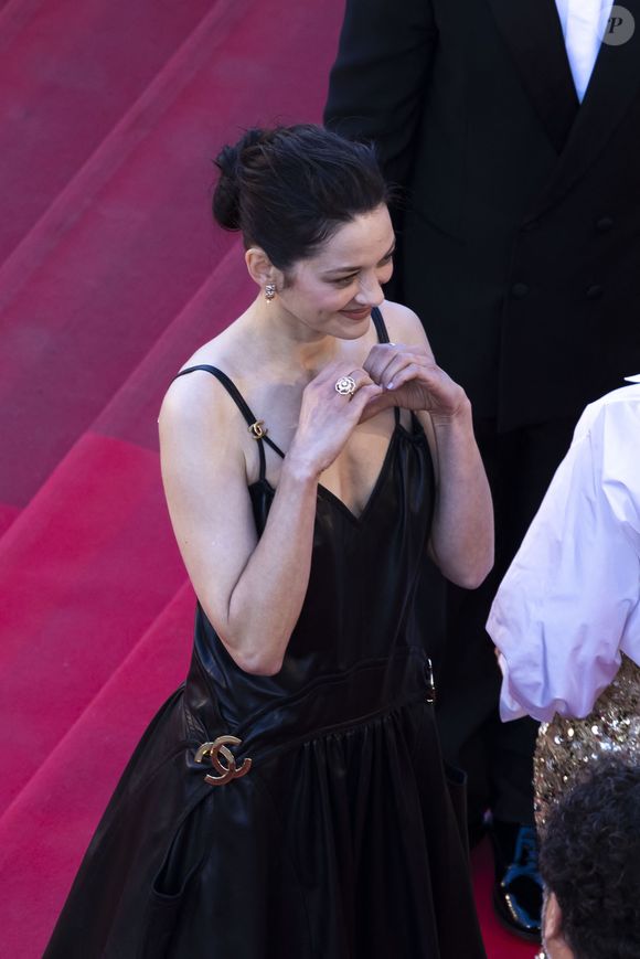 "Non il n'y a pas de problèmes, non non non ! ne t'inquiètes pas" lui souffle alors Marion Cotillard qui la prend ensuite dans ses bras pour la rassurer.

Marion Cotillard - Montée des marches du film " Karma " lors du 79ème Festival International du Film de Cannes, le 15 mai 2026. © Camilla Canalini / Bestimage