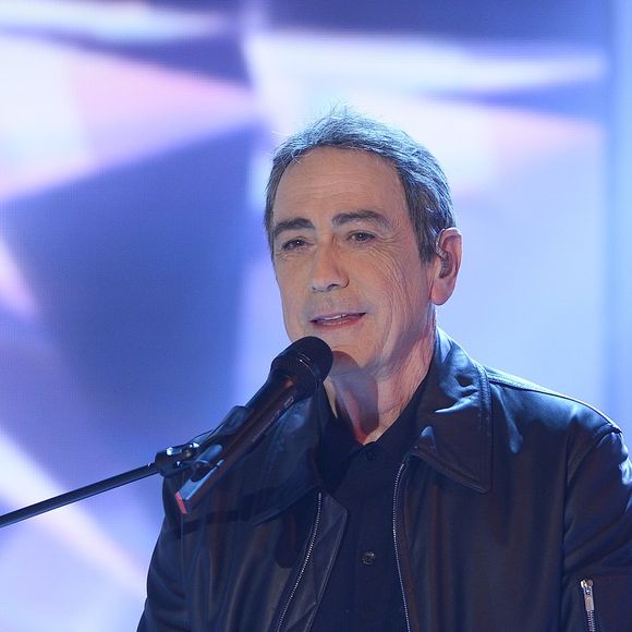 Alain Chamfort - Enregistrement de l'émission "Vivement Dimanche" à Paris le 17 février 2016 et qui sera diffusée le 21 février 2016. Invités principaux Loïck et Stéphane Peyron © Coadic Guirec/Bestimage