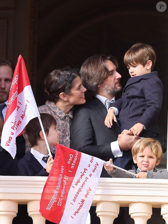 Il est né il y a 6 ans

Andrea Casiraghi, Charlotte Casiraghi, Dimitri Rassam, Balthazar Rassam, Raphaël Elmaleh - La famille princière au balcon du palais lors de la Fête Nationale de la principauté de Monaco le 19 novembre 2022.

© Dominique Jacovides / Bruno Bebert / Bestimage