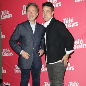 Stéphane Bern et Yori Bailleres - Photocall de la soirée "Télé Loisirs Awards 2024" aux Jardins du Pont-Neuf à Paris le 23 septembre 2024.