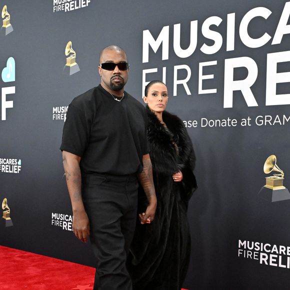 Kanye West et sa femme Bianca Censori ont été raccompagnés à la sortie des 67ème Grammy Awards pour tenue indécente sur le tapis rouge, au Crypto.com Arena de Los Angeles, Californie, etats-Unis, le 2 février 2025. © Axelle/BG/GoffPhotos/Bestimage